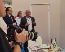 Министр информации Республики Беларусь Владимир Борисович Перцов посетил стенд издательства "Адукацыя i выхаванне" Министр информации Республики Беларусь Владимир Борисович Перцов посетил стенд издательства "Адукацыя i выхаванне"